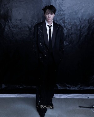 【フォト】手づかみでケーキを食べるイ・ジュニョン、退廃的な雰囲気