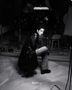 【フォト】手づかみでケーキを食べるイ・ジュニョン、退廃的な雰囲気