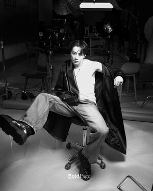 【フォト】手づかみでケーキを食べるイ・ジュニョン、退廃的な雰囲気