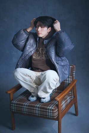 【フォト】MONSTA Xキヒョン、雪遊びするさわやかな少年