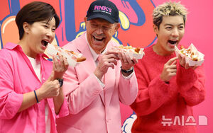 【フォト】朴セリ＆KangNam、おいしそうなホットドッグをパクッ