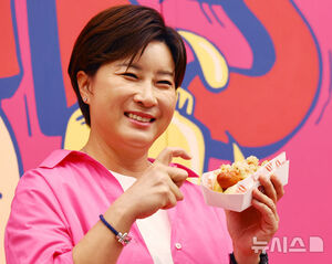 【フォト】朴セリ＆KangNam、おいしそうなホットドッグをパクッ