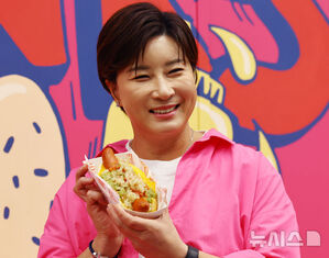 【フォト】朴セリ＆KangNam、おいしそうなホットドッグをパクッ