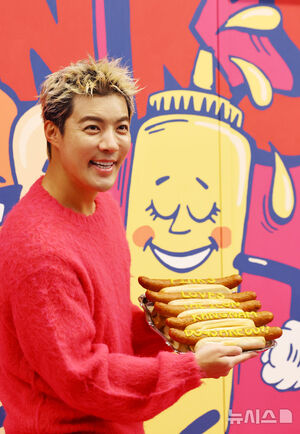 【フォト】朴セリ＆KangNam、おいしそうなホットドッグをパクッ