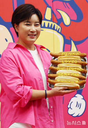 【フォト】朴セリ＆KangNam、おいしそうなホットドッグをパクッ
