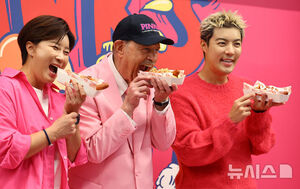 【フォト】朴セリ＆KangNam、おいしそうなホットドッグをパクッ