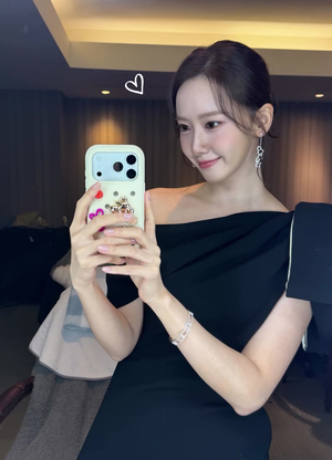 少女時代ユナ、肩出し黒ドレス姿で格の違う美しさ