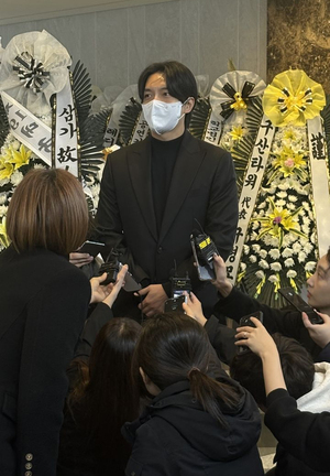 イ・スンギ、結婚式で主礼を依頼したイ・スンジェさんの死悼む 「妻とお見舞いに…今でもはっきり覚えている」