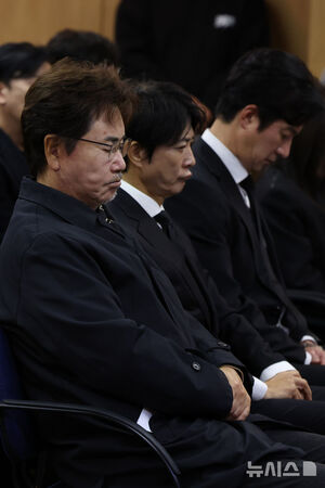 【フォト】ベテラン俳優イ・スンジェさんの告別式　参列したスターたち