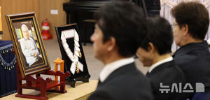 【フォト】ベテラン俳優イ・スンジェさんの告別式　参列したスターたち