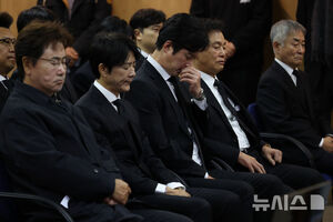 【フォト】ベテラン俳優イ・スンジェさんの告別式　参列したスターたち