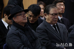 【フォト】ベテラン俳優イ・スンジェさんの告別式　参列したスターたち