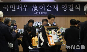 【フォト】ベテラン俳優イ・スンジェさんの告別式　参列したスターたち