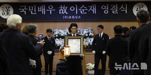 【フォト】ベテラン俳優イ・スンジェさんの告別式　参列したスターたち