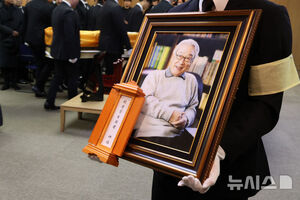 【フォト】ベテラン俳優イ・スンジェさんの告別式　参列したスターたち