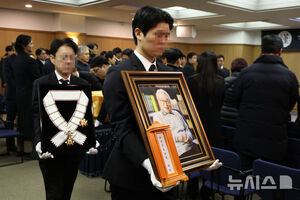 【フォト】ベテラン俳優イ・スンジェさんの告別式　参列したスターたち