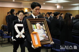 【フォト】ベテラン俳優イ・スンジェさんの告別式　参列したスターたち