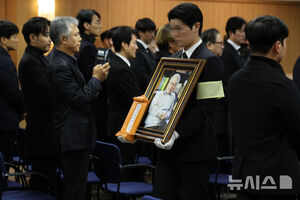 【フォト】ベテラン俳優イ・スンジェさんの告別式　参列したスターたち