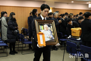 【フォト】ベテラン俳優イ・スンジェさんの告別式　参列したスターたち