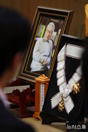 【フォト】ベテラン俳優イ・スンジェさんの告別式　参列したスターたち