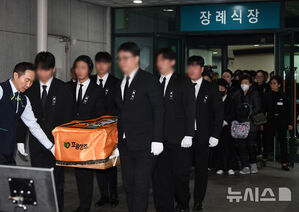 【フォト】故イ・スンジェさん告別式「空に昇った輝く大きな星」