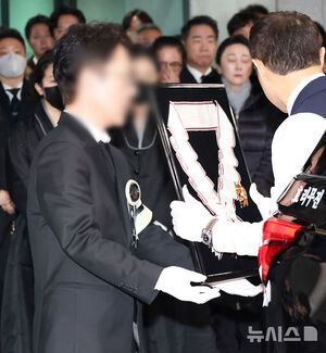【フォト】故イ・スンジェさん告別式「空に昇った輝く大きな星」