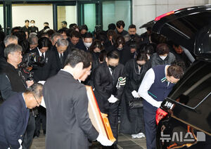 【フォト】故イ・スンジェさん告別式「空に昇った輝く大きな星」