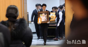 【フォト】故イ・スンジェさん告別式「空に昇った輝く大きな星」