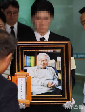 【フォト】故イ・スンジェさん告別式「空に昇った輝く大きな星」