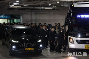 【フォト】故イ・スンジェさん告別式「空に昇った輝く大きな星」