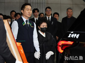 【フォト】故イ・スンジェさん告別式「空に昇った輝く大きな星」