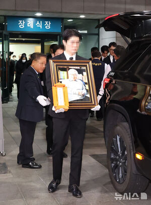 【フォト】故イ・スンジェさん告別式「空に昇った輝く大きな星」