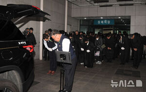 【フォト】故イ・スンジェさん告別式「空に昇った輝く大きな星」