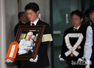 【フォト】故イ・スンジェさん告別式「空に昇った輝く大きな星」