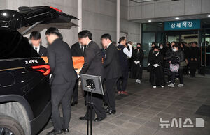 【フォト】故イ・スンジェさん告別式「空に昇った輝く大きな星」