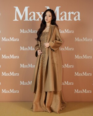TWICEツウィ、東京の「Max Mara」ポップアップストアに登場…上品なドレス姿披露