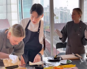 シャーリーズ・セロン、韓国でのり巻きをつくりダンスまで…「忘れられない瞬間」