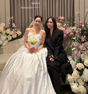 オールブラック・コーデのT-ARAヒョミン、ウンジョンの結婚式で笑顔