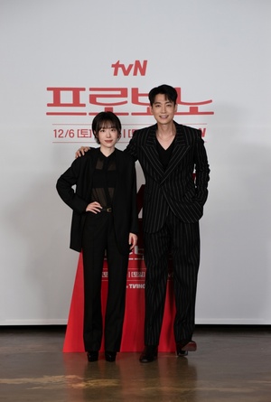 【フォト】チョン・ギョンホ&ソ・ジュヨン「黒で合わせました」