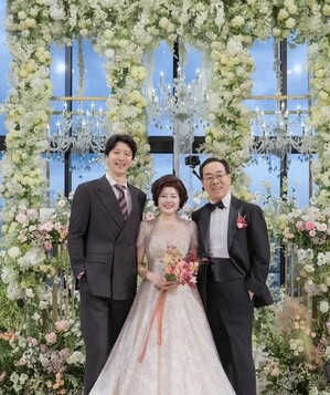 イ・ドンゴン、結婚46周年迎えた両親にリマインドウエディングの贈り物…幸せそうな3人の笑顔