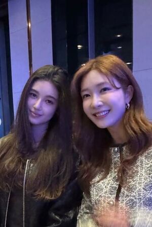 ADORに復帰したNewJeansダニエル、チャリティー・イベントで笑顔