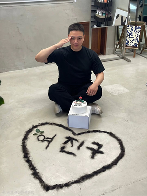 徴兵:ヨ・ジング、15日にKATUSA入隊 …髪を短くしてファンに敬礼