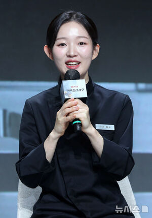 【フォト】ポーズを取る『白と黒のスプーン～料理階級戦争～2』の出演者＆制作陣