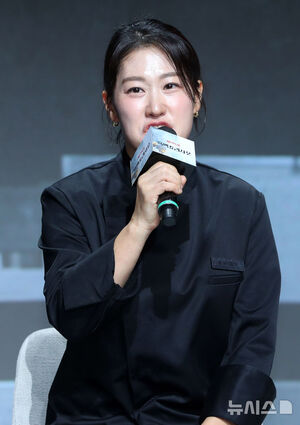 【フォト】ポーズを取る『白と黒のスプーン～料理階級戦争～2』の出演者＆制作陣