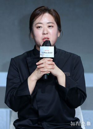 【フォト】ポーズを取る『白と黒のスプーン～料理階級戦争～2』の出演者＆制作陣