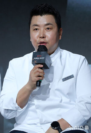 【フォト】ポーズを取る『白と黒のスプーン～料理階級戦争～2』の出演者＆制作陣