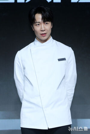 【フォト】ポーズを取る『白と黒のスプーン～料理階級戦争～2』の出演者＆制作陣