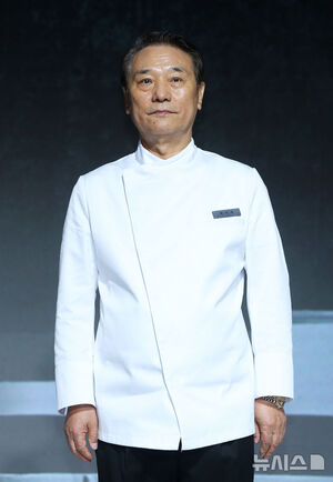 【フォト】ポーズを取る『白と黒のスプーン～料理階級戦争～2』の出演者＆制作陣