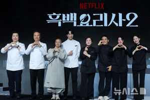 【フォト】ポーズを取る『白と黒のスプーン～料理階級戦争～2』の出演者＆制作陣