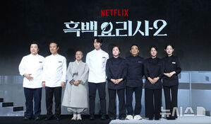 【フォト】ポーズを取る『白と黒のスプーン～料理階級戦争～2』の出演者＆制作陣